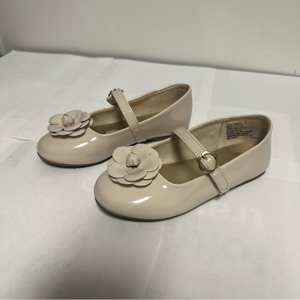 Elegant Cream Kids Shoes with Flower Detail